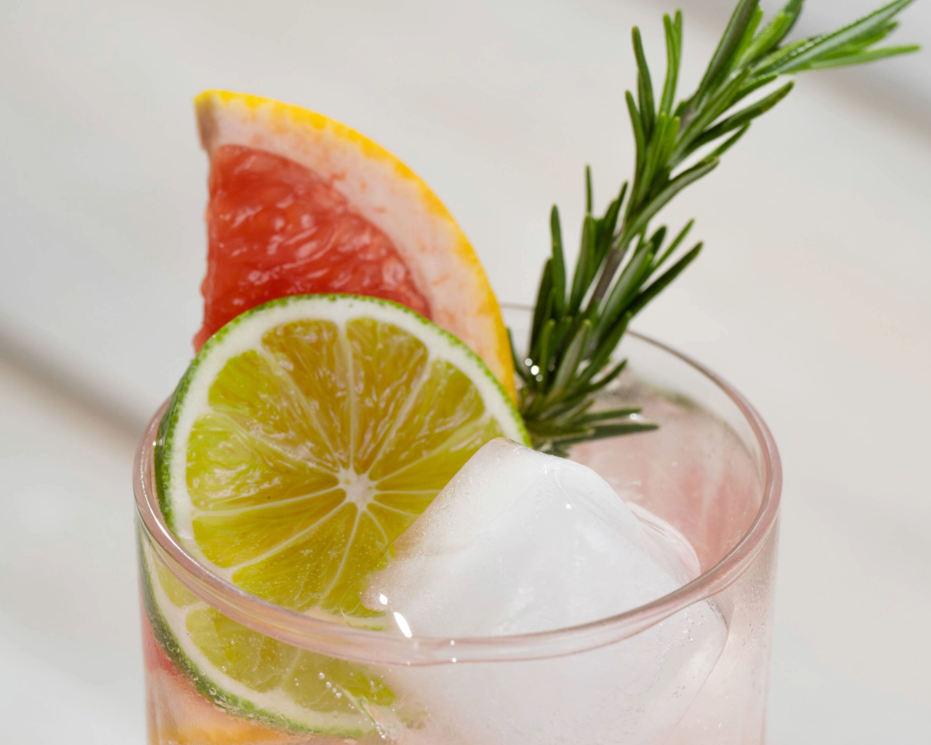 Alkoholfreier Cocktail im Glas_Del Fabro Kolarik_von der leichten Seite